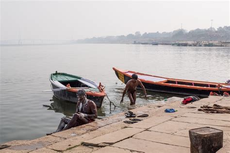 印度被污染的圣河，每天千人露天沐浴，印度人：再脏也是圣河|恒河|圣河|印度_新浪新闻
