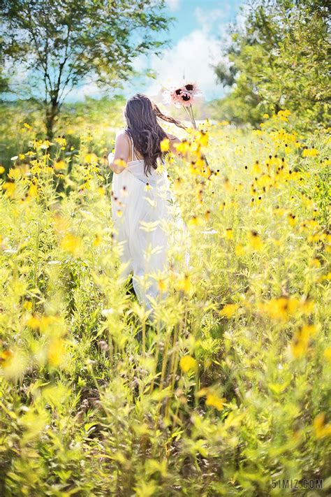 花丛里的白衣女孩背景图片免费下载 - 觅知网