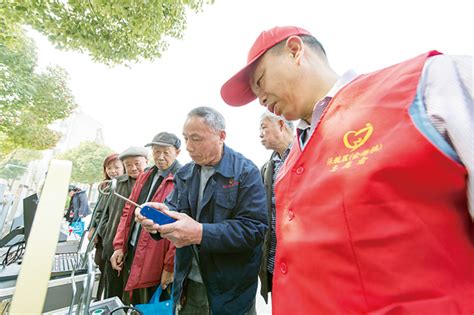江苏省人民政府 图片 张家港：提供贴心服务 方便老人接种