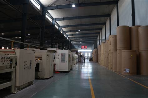 工厂工人搬运纸板集装箱高清图片下载-正版图片501844164-摄图网
