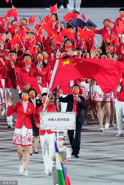 360体育-加油！中国红！东京奥运会开幕式中国奥运代表团入场高清图集