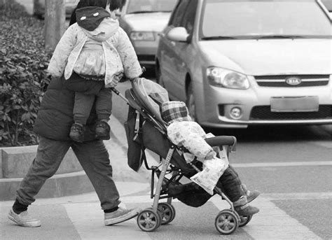 幸福的家庭: 母亲父亲、儿子和女儿在秋天的公园里散步图片下载 - 觅知网