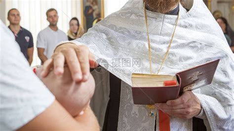 在教堂的洗礼洗礼仪式上高清图片下载-正版图片502981370-摄图网