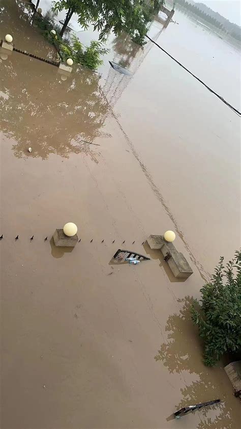 洪水围困下的涿州市民：14人被困宿舍2楼超24小时，有八旬老人在平房楼顶等待救援-新闻频道-和讯网