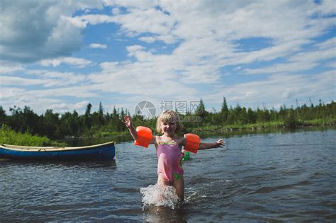 三岁女孩在加拿大安略省印度河玩水高清图片下载-正版图片501843014-摄图网