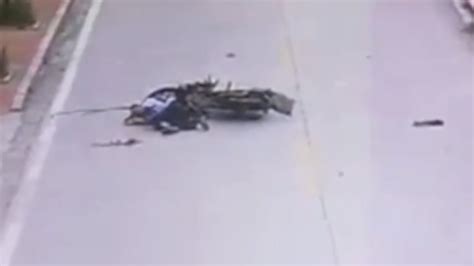 男子骑摩托撞上面包车毫发无损 观察一番后直接躺倒_凤凰网视频_凤凰网