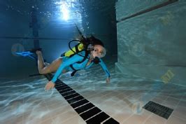 水下潜水的人。女人带着潜水面罩和男人潜泳深海，潜水探险探索海洋自然热带海带礁鱼插画图片素材_ID:419455640-Veer图库