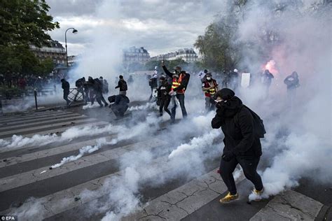 法国暴乱现场 17万抗议者走上街头_手机凤凰网