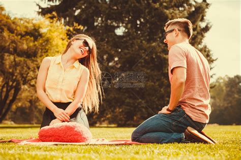情侣在公园玩游戏亲密互动高清图片下载-正版图片304177596-摄图网