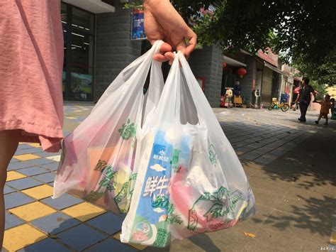 成都一菜摊每天用近千个塑料袋 六成受访者不知限塑令 - 头条 - 华西都市网新闻频道