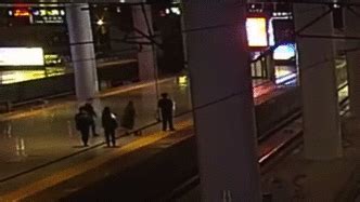 和男友吵架女子突然跳下站台逼停高铁，被救后称：闹着玩的_即时新闻_首页_长江网_cjn.cn