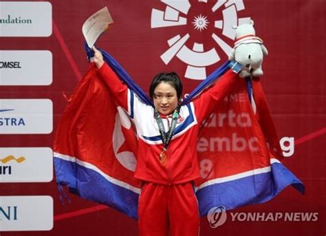朝鲜体育代表团抵韩参加世界大学生运动会(图)
