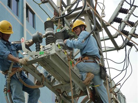 国网陵城区供电公司：电缆入地铺设作业 - 铜马电力