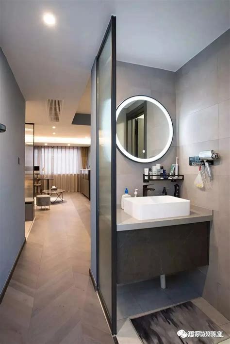 2013欧式风格主卧室连卫生间干湿分离玻璃隔断装修效果图 – 设计本装修效果图