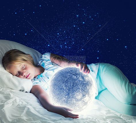 晚安女孩躺床上,手里着月亮高清图片下载-正版图片300295238-摄图网