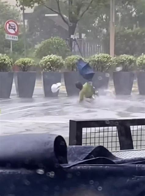 台风“烟花”袭击上海 女子大街上被吹跑_凤凰网视频_凤凰网