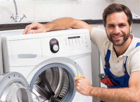 工人上门维修洗衣机高清图片下载-正版图片501160901-摄图网