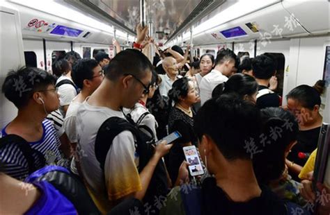女旅客高铁车厢吸烟扯皮称“民警打人”，遭周围旅客声讨_凤凰网视频_凤凰网