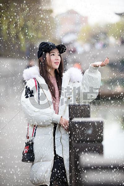 雪景中的白衣女孩摄影图3000*4500图片素材免费下载-编号760660-潮点视频