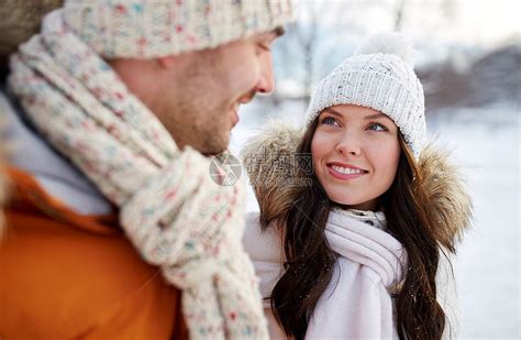 人,季节,爱休闲的快乐的夫妇走过冬天的背景高清图片下载-正版图片300582370-摄图网