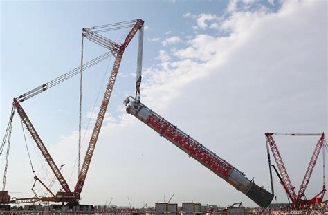 天津南港乙烯项目核心设备一次吊装成功 - 中国石油石化