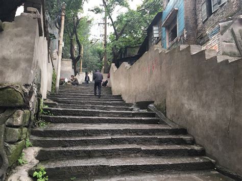 重庆市几何玻璃旋转楼梯高清图片下载-正版图片501227837-摄图网