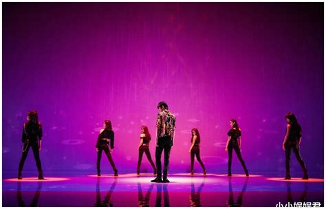 蔡徐坤首发《情人》音源，舞台演绎秒变个人MV，性感撩人水中舞