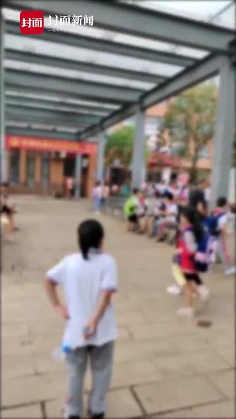 拍客｜某小学7点45分都没开校门 学生在门口扎堆打闹_凤凰网视频_凤凰网