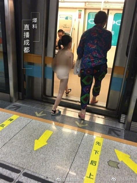 老人带孩子坐地铁 小女孩居然全身只穿一条短裤