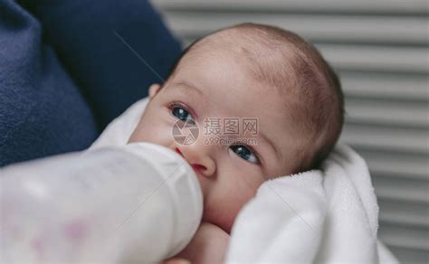 新生女婴在母亲的怀抱高清图片下载-正版图片505796598-摄图网
