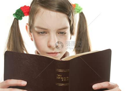 学生白种人读圣经的年轻女孩在白色上被孤立阅读高清图片下载-正版图片307614195-摄图网