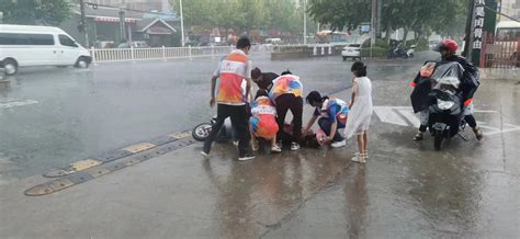 江苏滨海：暴雨中女子不慎摔倒昏迷 8名学生施救组成暖心人墙_我苏网