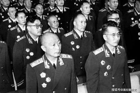 1995年张万年检查31军，南京军区首长陪同，合影中的将军都是谁？_李景_方祖岐_上将