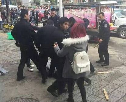 重庆城管与商贩发生激烈冲突：城管暴打女店主后被其用菜刀砍伤