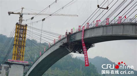 贵州铜仁沿河沙坨特大桥主拱成功合龙