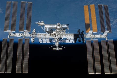 天宫太空站太阳能帆板效率30%，总功率100KW，大于国际空间站的90KW。（国际空间站太阳能电池板面积2500平米，天宫不到一半）。核心舱长 ...