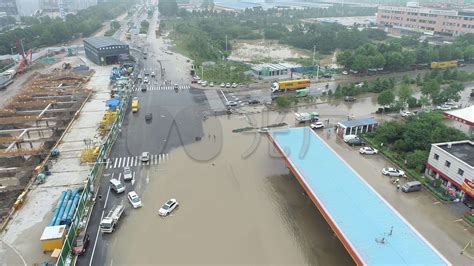 郑州暴雨积水逼近高架桥 市民步行走高架回家凤凰网河南_凤凰网