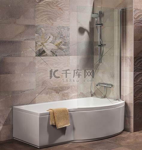 现代浴室配有浴缸和淋浴的细节高清摄影大图-千库网