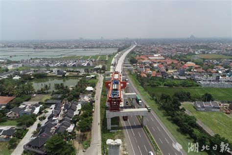 中铁科工印尼雅万高铁最长跨高速公路箱梁架设完成 - 武汉建筑协会