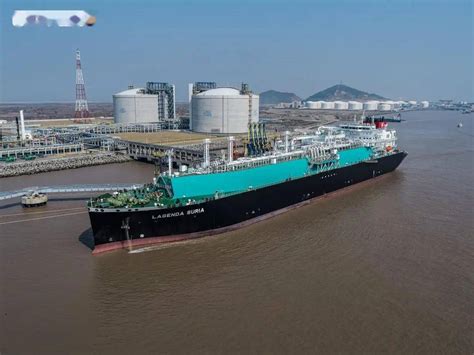 全球最大、中国首艘的8万立方米LNG运输船建成_沪东_传奇_太阳