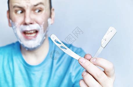 一个人在镜子前刮胡子剃高清图片下载-正版图片506414895-摄图网
