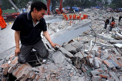 泪奔！回顾汶川地震的8个感人瞬间，亲人在废墟上无助哭喊|地震|灾情|汶川地震_新浪新闻