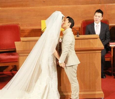 王祖蓝李亚男结婚近五年仍甜蜜如初 合体拍大片亲密依偎_新浪图片