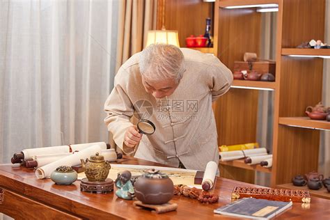 老人在家用放大镜观察古玩字画高清图片下载-正版图片501798034-摄图网