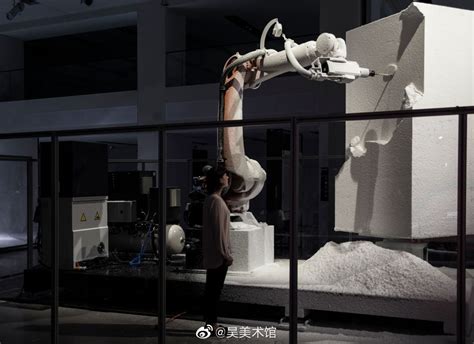 当站在那一正在现场创作巴洛克经典雕塑的大型机器人手臂前时 ...