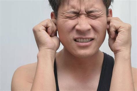 耳鸣让你焦虑、眩晕，苦不堪言？医生：这3个方法或能消除它！