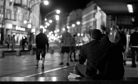情侣在市中心坐着享受夜生活高清图片下载-正版图片503665061-摄图网