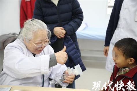 苏州儿科名医成“最美医生奶奶”，85岁坐诊一线还做直播_新华报业网
