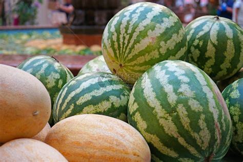 季节集市上的成熟西瓜和甜瓜高清图片下载-正版图片505859264-摄图网