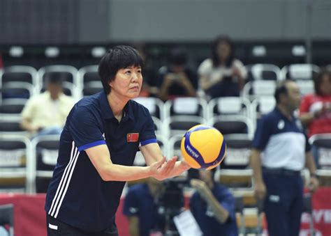 中国女排主教练郎平已完成续约，将继续带队至东京奥运会结束